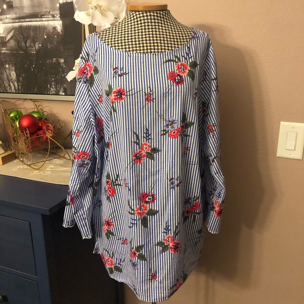 🛑SOLD🛑Blue Floral Top - Picture 1 of 6
